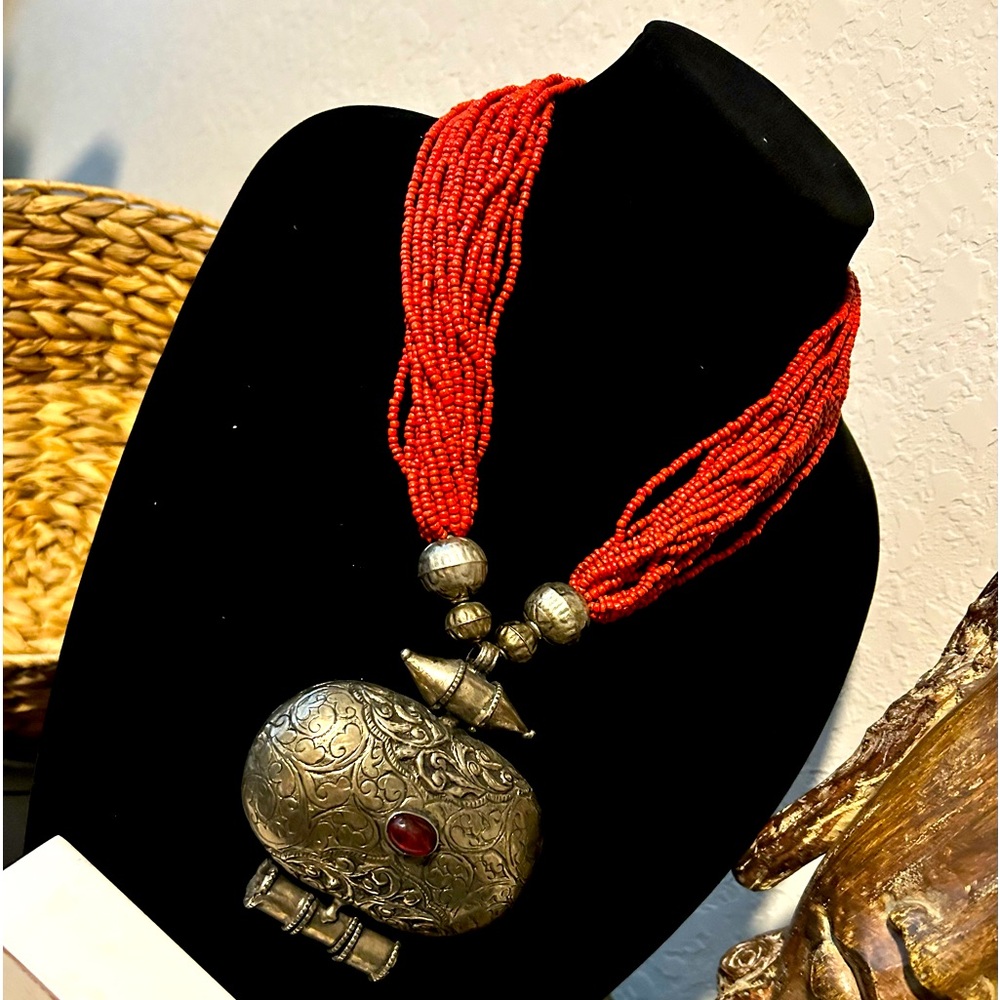 Red bold beaded fashion necklace